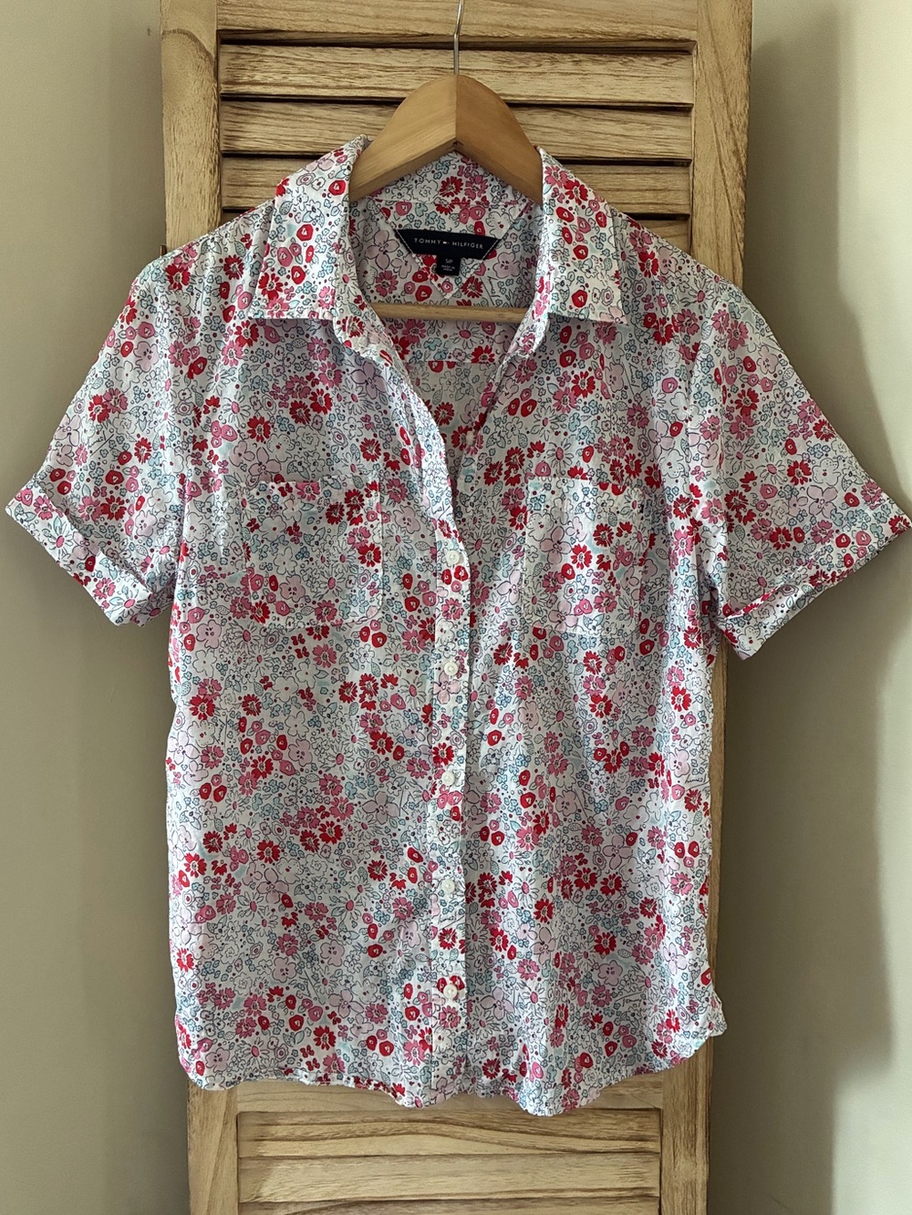 Tommy Hilfiger Womens Floral Short Sleeve Button Down Shirt Red Pink Blue Small